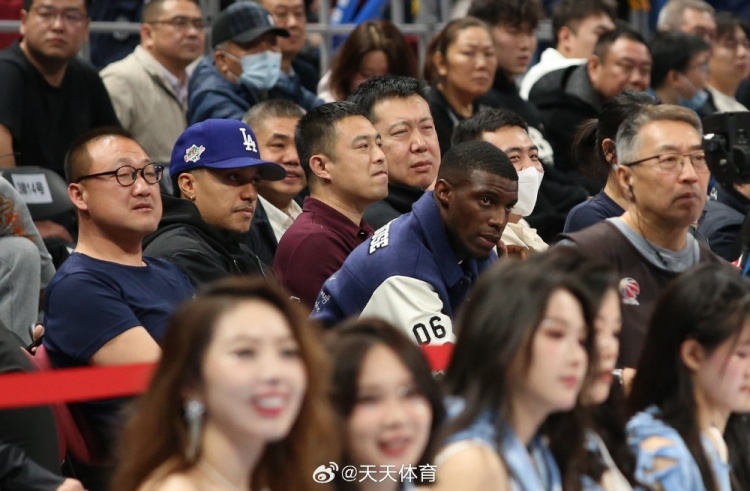  真籃球迷！國安外援法比奧攜玉昆外援科斯塔來到五棵松觀戰(zhàn)CBA