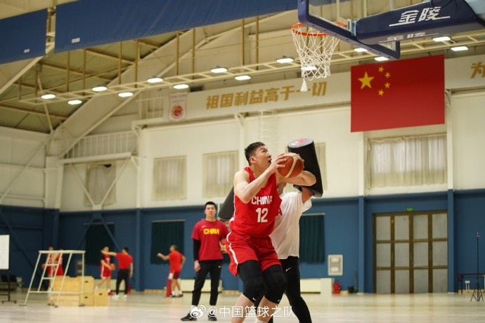  中國籃球之隊官博：大塊頭 大能量 祝李炎哲25歲生日快樂！